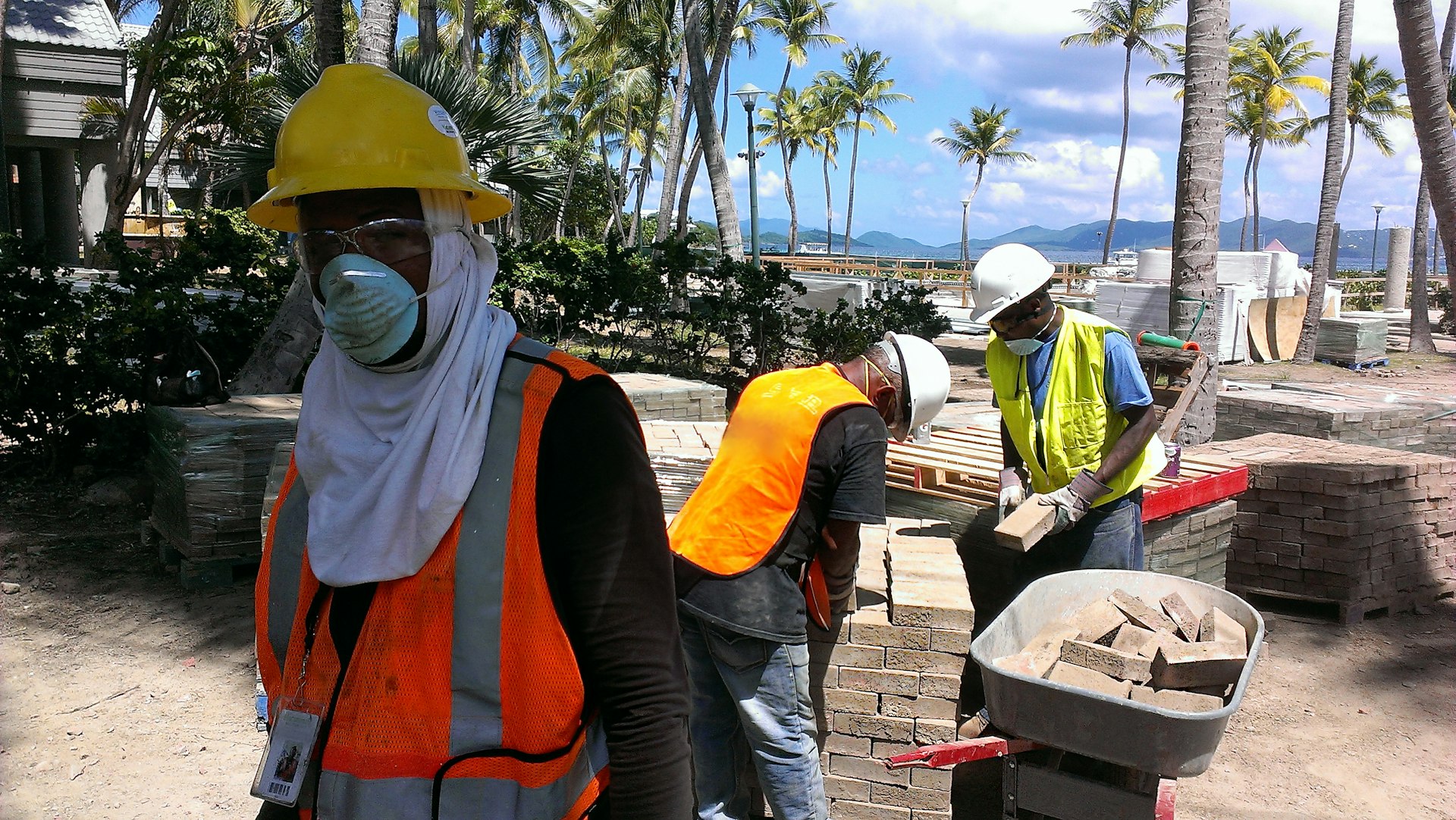 ouvriers au travail, mettant en œuvre l'aménagement d'une plage d'hôtel